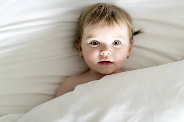 ベッドの上の 1 つの年の女の子赤ちゃん — ストック写真