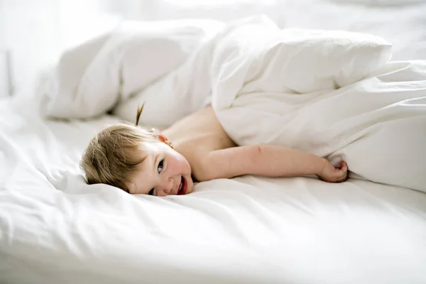 1 년 여자 아기 침대에 — 스톡 사진