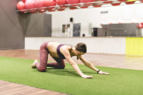 Egy terhes nő van csinálás gyakorlatokat az edzőteremben — Stock Fotó