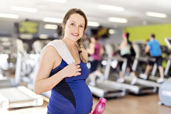 Een zwangere vrouw is het doen van oefeningen in de sportschool — Stockfoto