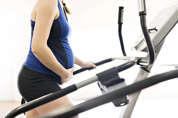 Eine schwangere Frau macht Übungen im Fitnessstudio — Stockfoto