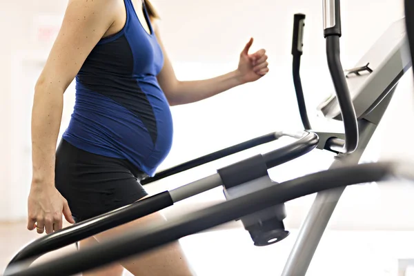 Een zwangere vrouw is het doen van oefeningen in de sportschool — Stockfoto