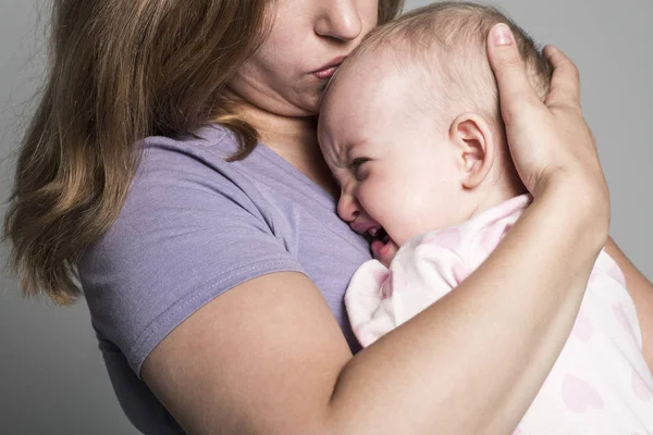 Madre tratando de calmar a su bebé llorando — Foto de Stock