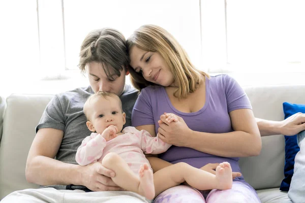 Familie plezier met baby op de sofa thuis — Stockfoto