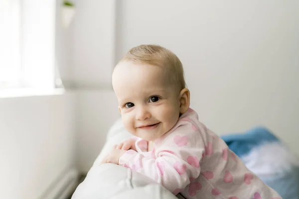 Cute baby w kanapie — Zdjęcie stockowe