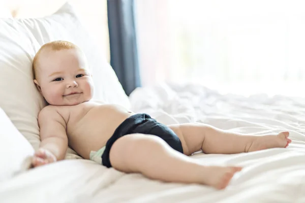 Schöne kleine Mädchen im Bett zu Hause — Stockfoto