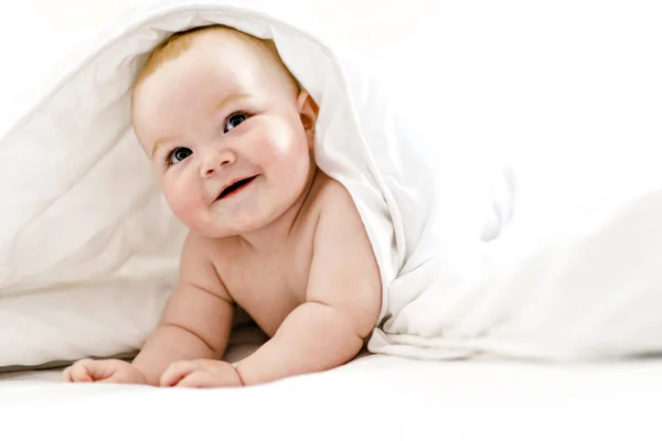 Güzel kız bebek evde yatakta — Stok fotoğraf