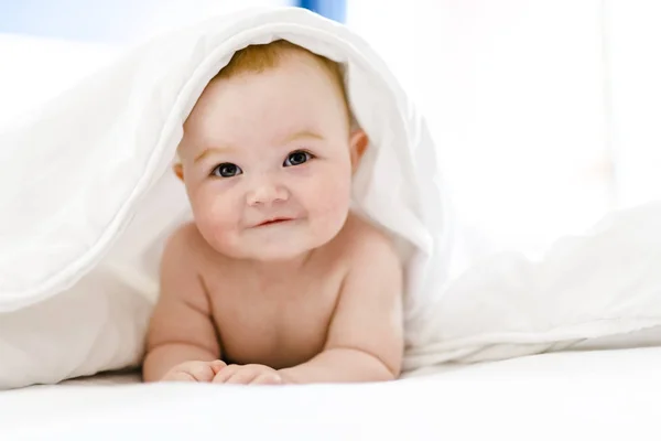 Beautiful baby girl in the bed at home — Φωτογραφία Αρχείου