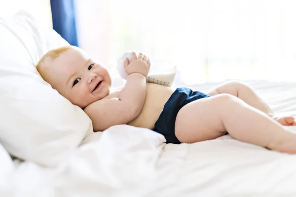 Hermosa niña en la cama en casa — Foto de Stock