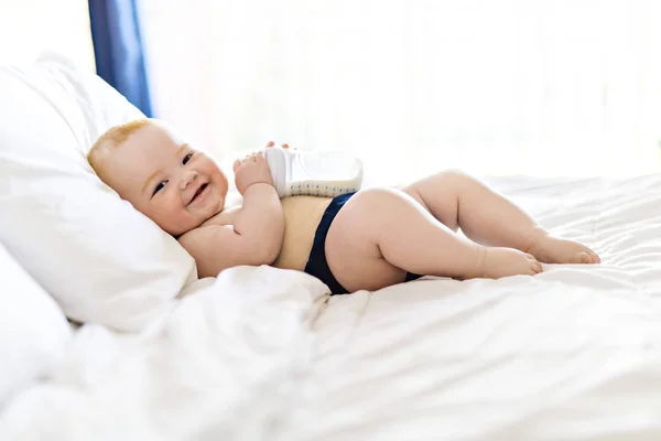 Hermosa niña en la cama en casa — Foto de Stock