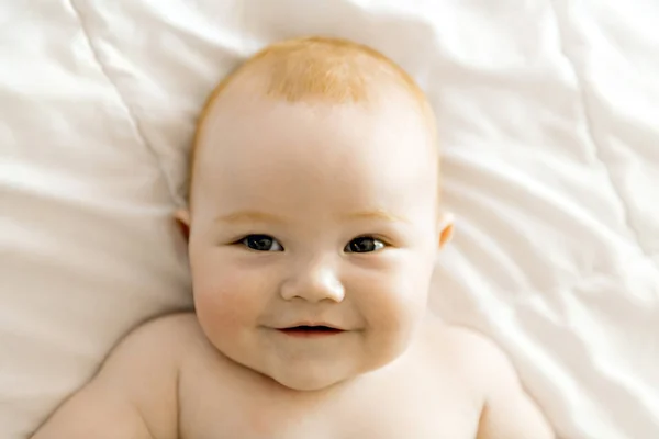 Hermosa niña en la cama en casa — Foto de Stock