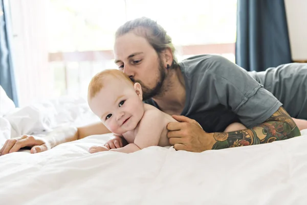 Padre jugando con adorable niña en el dormitorio — Foto de Stock