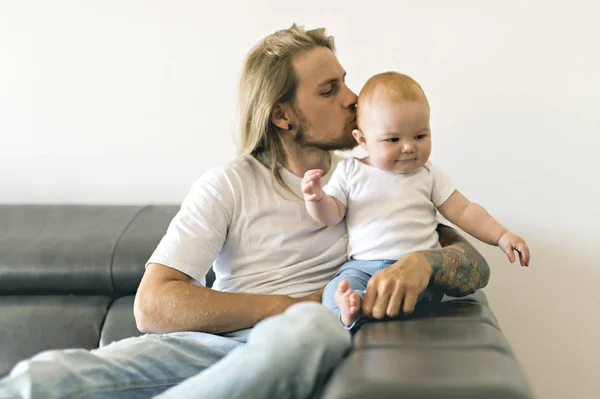 Padre jugando con bebé hija en sofá en casa — Foto de Stock