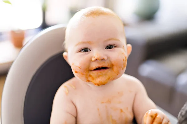 Pequeña niña comiendo su cena de espaguetis y haciendo un desastre — Foto de Stock