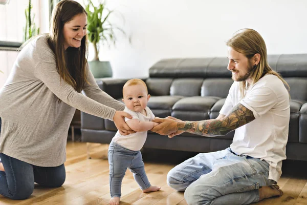 Aide parentale La petite fille fait ses premiers pas à la maison — Photo