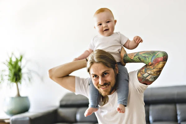 Père jouer avec bébé fille sur le salon — Photo