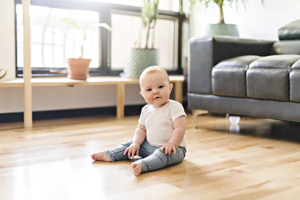 Rousse bébé assis sur le sol du salon — Photo