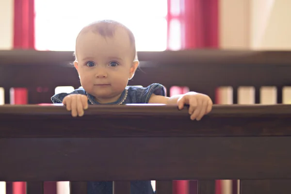 Bébé dans la crèche à la maison chambre — Photo