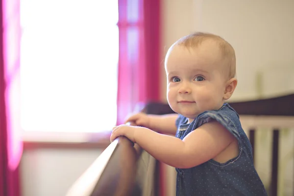 Bébé dans la crèche à la maison chambre — Photo