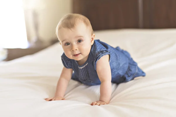Porträt eines Babys auf dem Bett in ihrem Zimmer — Stockfoto