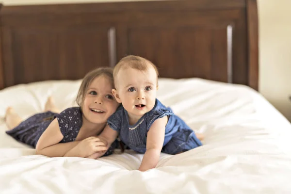 Retrato de irmão e irmã. Duas crianças bonitos na cama — Fotografia de Stock