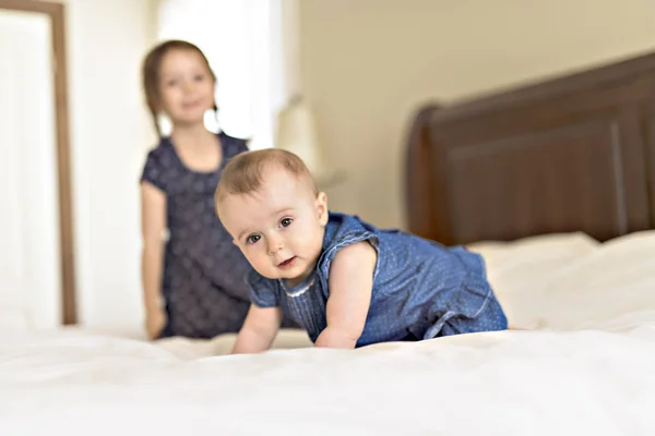 Porträt von Bruder und Schwester. zwei süße Kinder auf dem Bett — Stockfoto