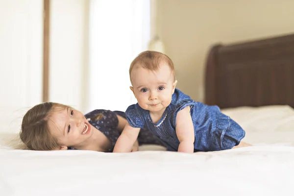 Portret brat i siostra. Dwa cute dzieci na łóżku — Zdjęcie stockowe