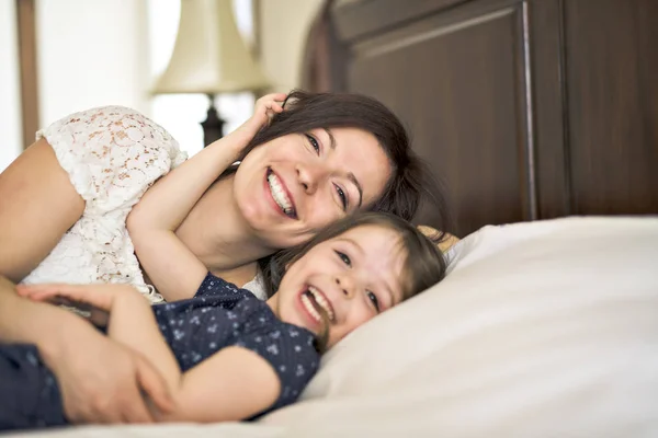 Mère jouant avec son bébé dans la chambre — Photo