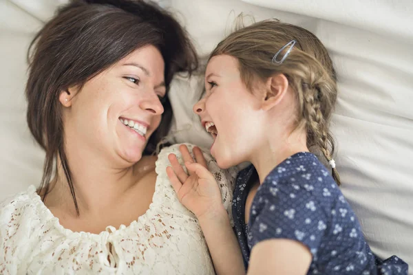 Mère jouant avec son bébé dans la chambre — Photo