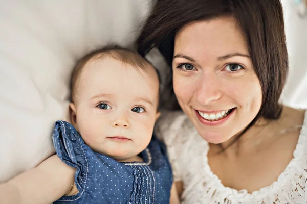 Mother playing with her baby in the bedroom — Stock Photo, Image