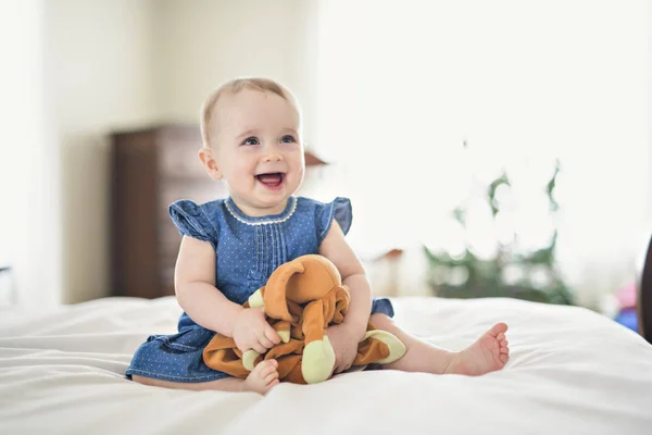 Porträt eines krabbelnden Babys auf dem Bett in ihrem Zimmer — Stockfoto