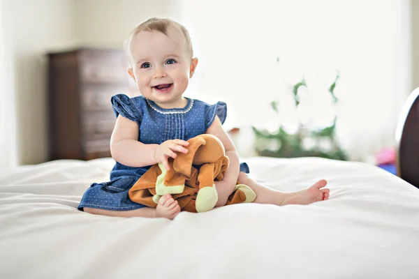 Portrait d'un bébé rampant sur le lit dans sa chambre — Photo