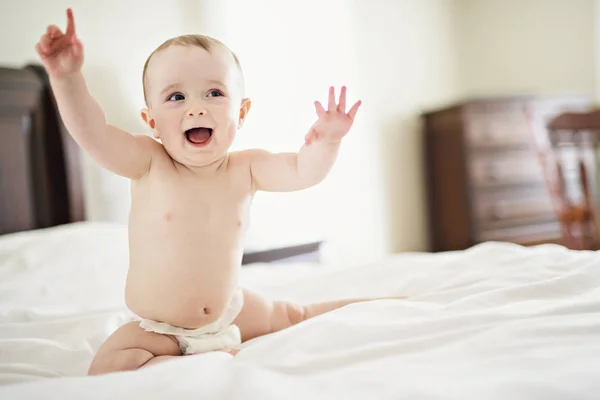 Retrato de un bebé en la cama — Foto de Stock