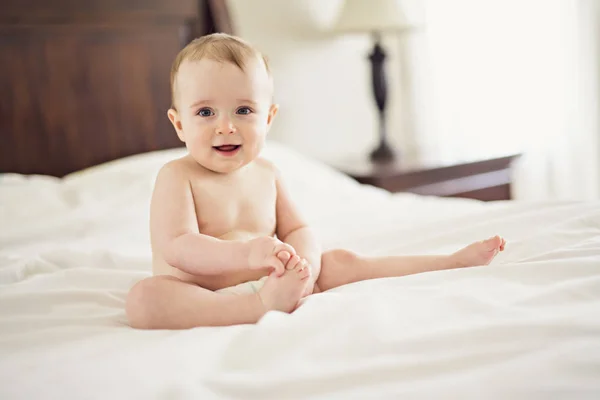 Portrait d'un bébé sur le lit — Photo