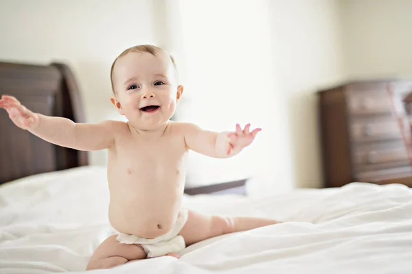 Portrait d'un bébé sur le lit — Photo