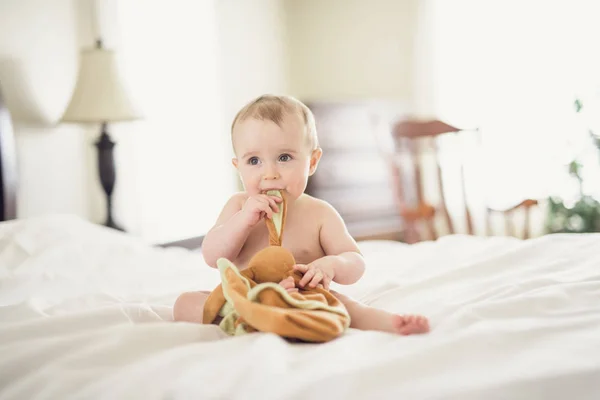Porträt eines Babys auf dem Bett — Stockfoto