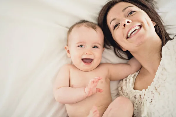 Mother playing with her baby in the bedroom — Stock Photo, Image