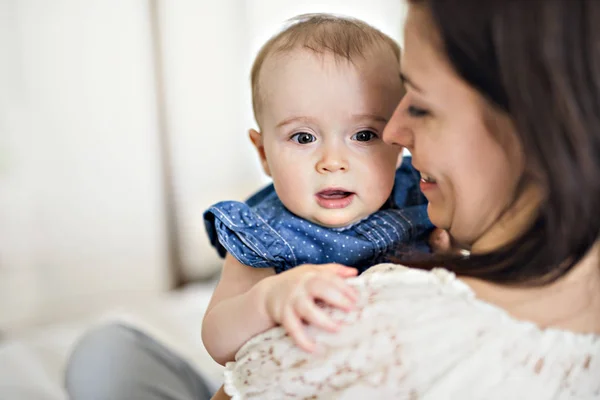 Mother playing with her baby in the bedroom — Stock Photo, Image