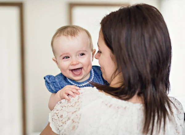 Uma Mãe Brincando Com Seu Bebê Quarto — Fotografia de Stock