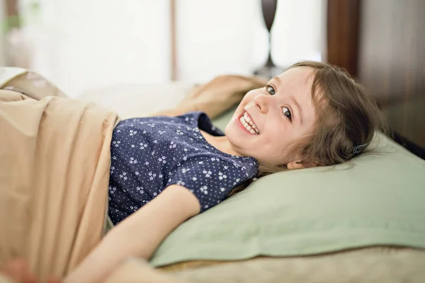 Симпатичная маленькая красивая девочка в спальне — стоковое фото