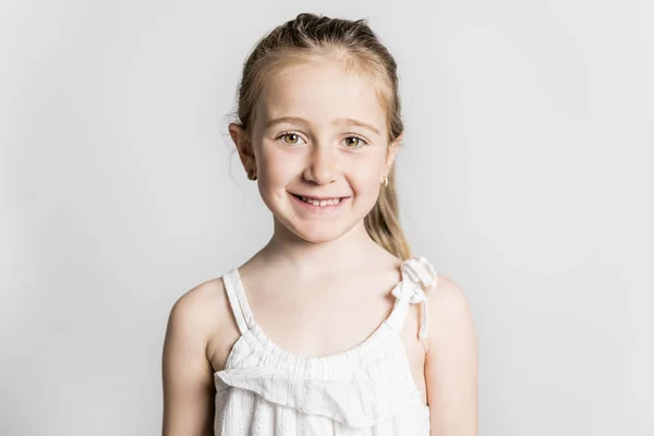 Uma Criança Modelo Pequena Bonita Forma Fundo Branco — Fotografia de Stock
