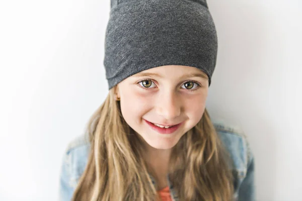 Retrato de una niña. Estudio de fotografía de chica tiene toque en la cabeza — Foto de Stock