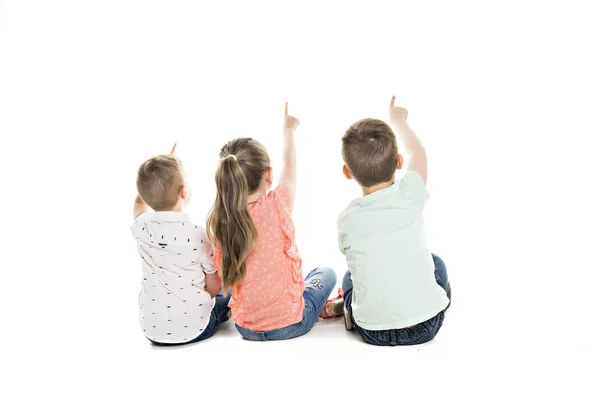 Achteraanzicht van kind groep zittend op de vloer muur kijken — Stockfoto