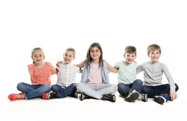 Groep van vijf jonge kinderen in studio — Stockfoto