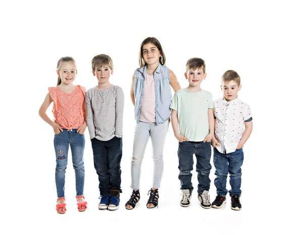 Groep van vijf jonge kinderen in studio — Stockfoto