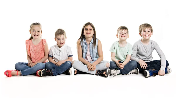 Groep van vijf jonge kinderen in studio — Stockfoto
