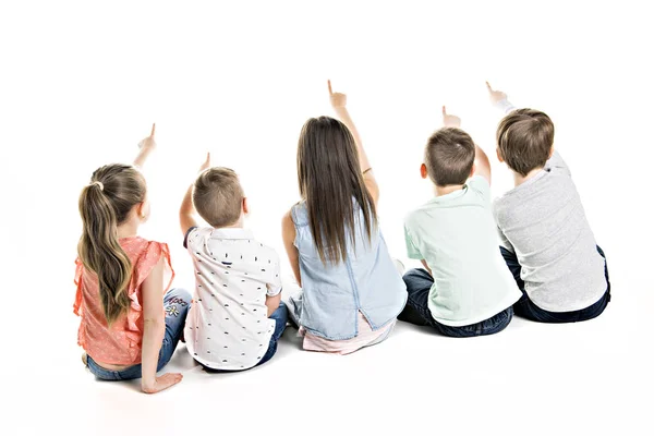 Achteraanzicht van kind groep zittend op de vloer muur kijken — Stockfoto