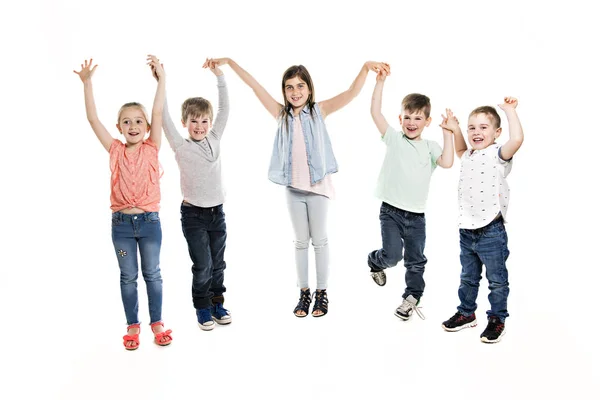 Grupo de cinco niños pequeños en el estudio — Foto de Stock