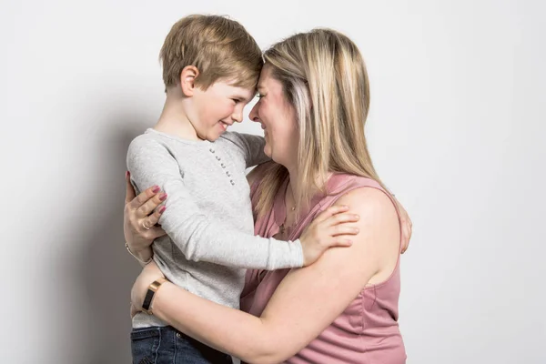 Madre e hijo en el estudio fondo blanco — Foto de Stock