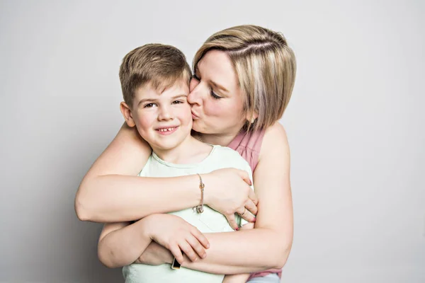 Mãe e filho no estúdio fundo branco — Fotografia de Stock